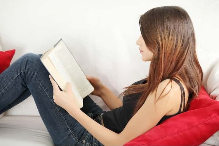5 postures to read books perfectly anywhere
